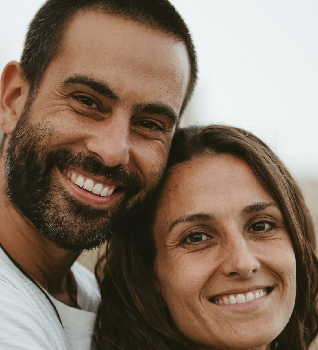 Sergi Colomer i Elisabeth del Río galta amb galta, somrient a càmera
