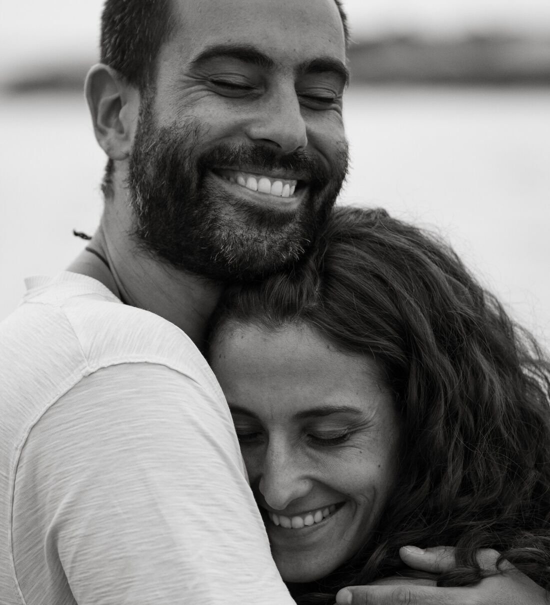Sergi i Elisabeth abraçats i somrients, en blanc i negre