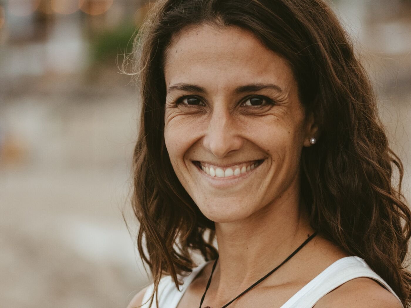 Elisabeth del Río somrient a càmera amb la mà al cor