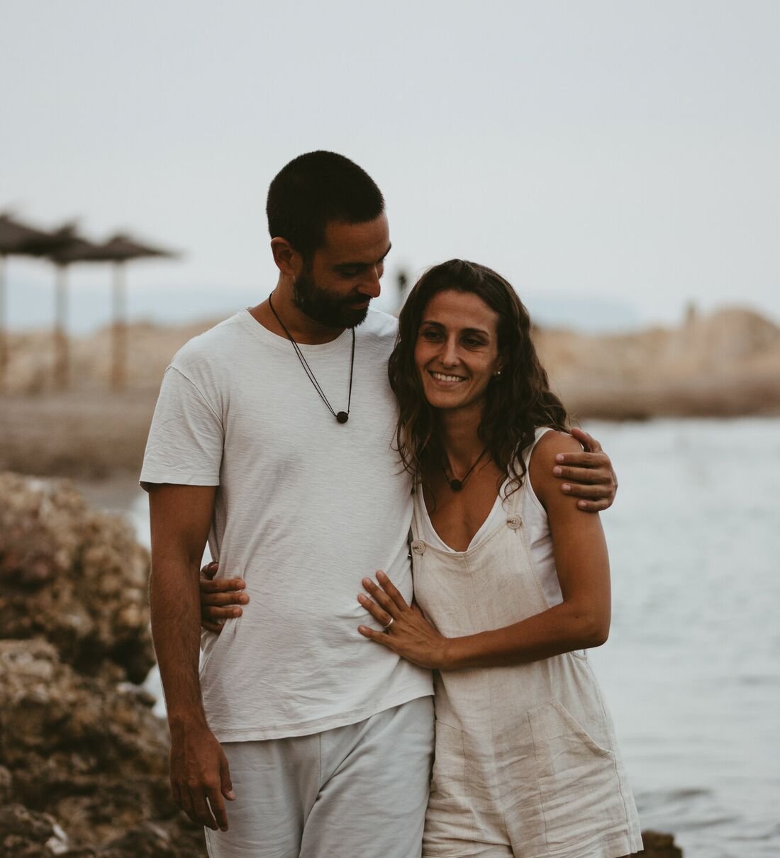 Sergi Colomer i Elisabeth del Río abraçats a la vora del mar