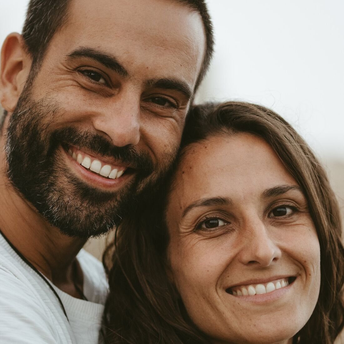 Sergi Colomer i Elisabeth del Río galta amb galta, somrient a càmera
