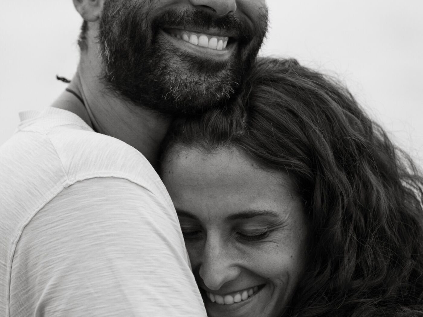 Sergi i Elisabeth abraçats i somrients, en blanc i negre
