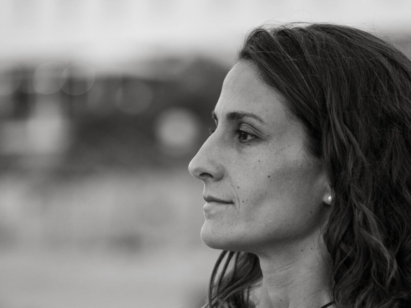 Elisabeth del Río de perfil, mirant a l'horitzó, en blanc i negre