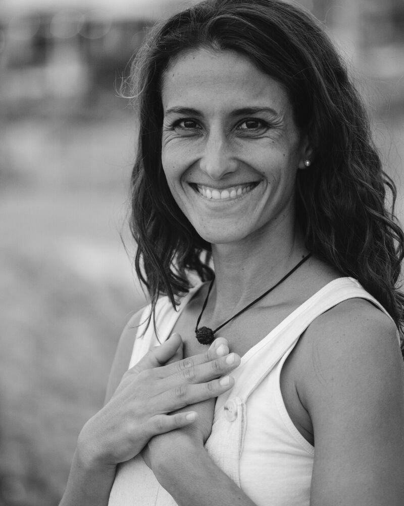 Retrat d'Elisabeth del Río amb la mà al cor, en blanc i negre